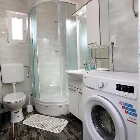 Lovely 2-bed In Okrug Gornji Lejlighed