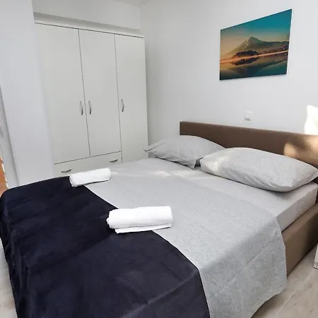 Apartman Lovely 2-Bed Apartment In Okrug Gornji
