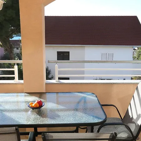 Lovely 2-bed In Okrug Gornji דירה *