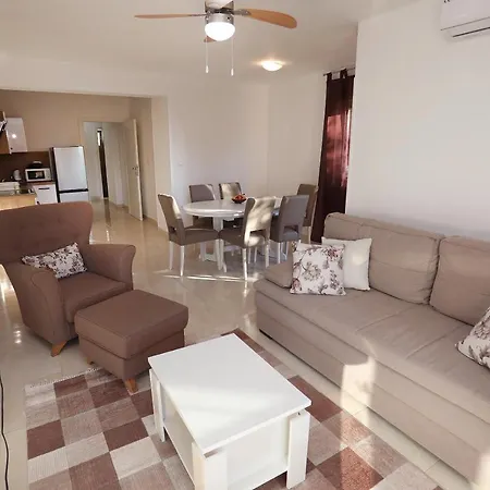 Lovely 2-Bed Apartment In Okrug Gornji *