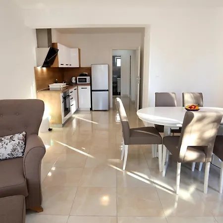 דירה Lovely 2-bed In Okrug Gornji