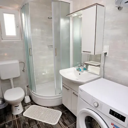 Lovely 2-Bed Apartment In Okrug Gornji *