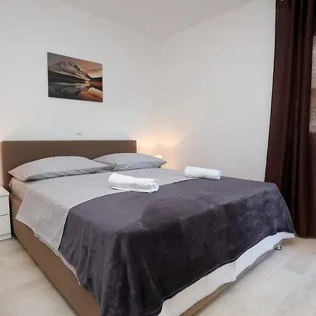 Lovely 2-Bed Apartment In Okrug Gornji Apartman *