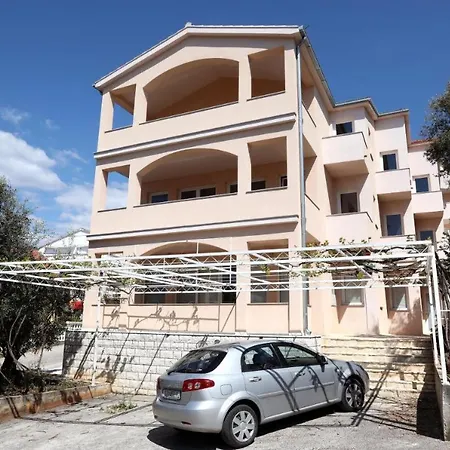 Lovely 2-Bed Apartment In Okrug Gornji Apartman