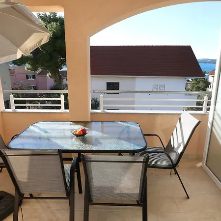 Apartman Lovely 2-bed In Okrug Gornji