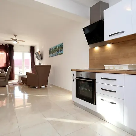 Lovely 2-bed In Okrug Gornji Apartman