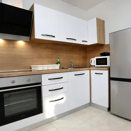 Lovely 2-bed In Okrug Gornji Apartman *