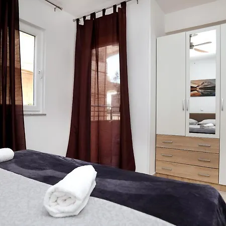 Lovely 2-bed In Okrug Gornji