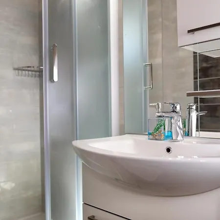 Lovely 2-bed In Okrug Gornji Apartman *